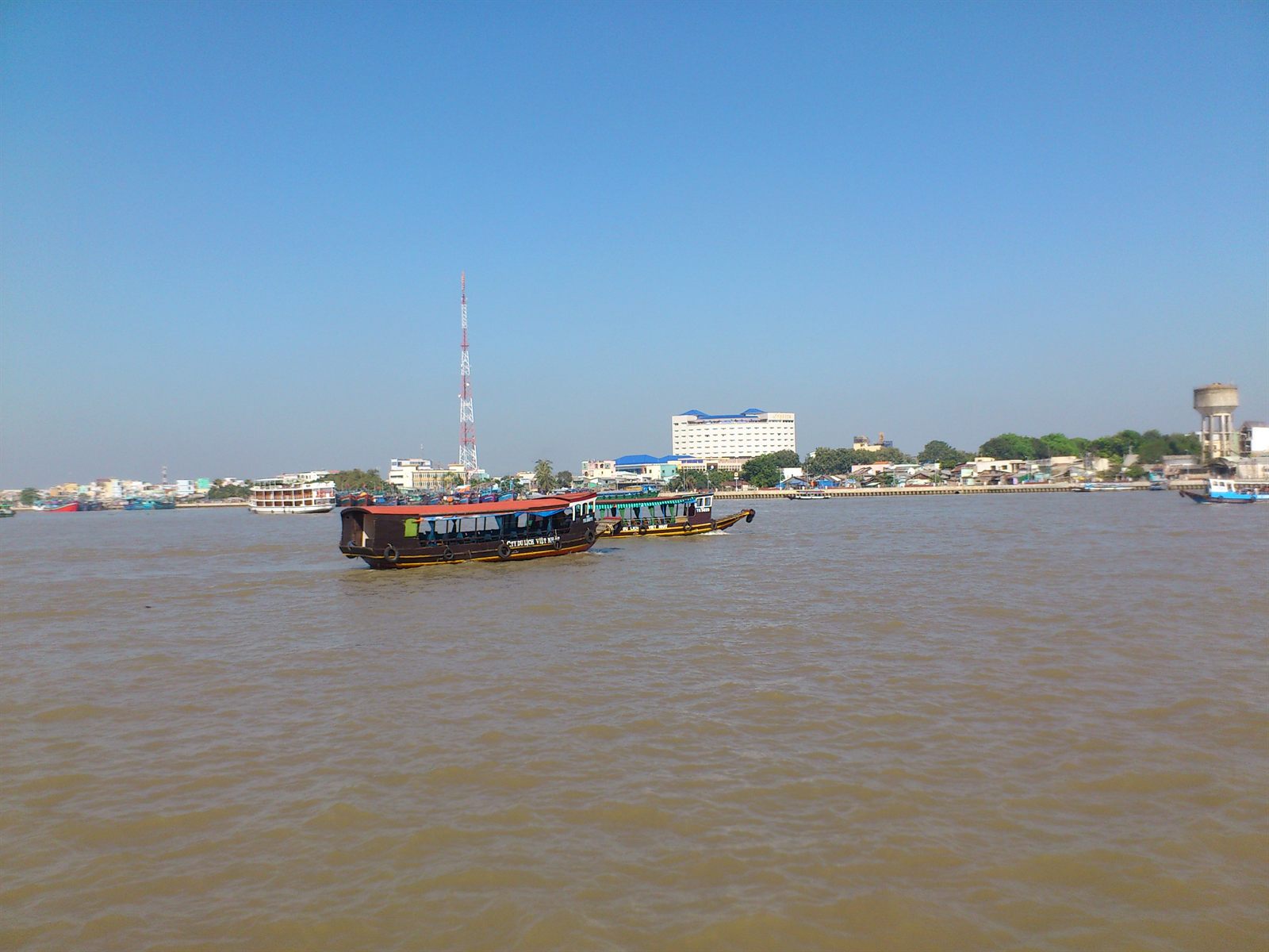 Bờ kè sông Tiền và bến tàu 30/4 Phường Mỹ Tho
